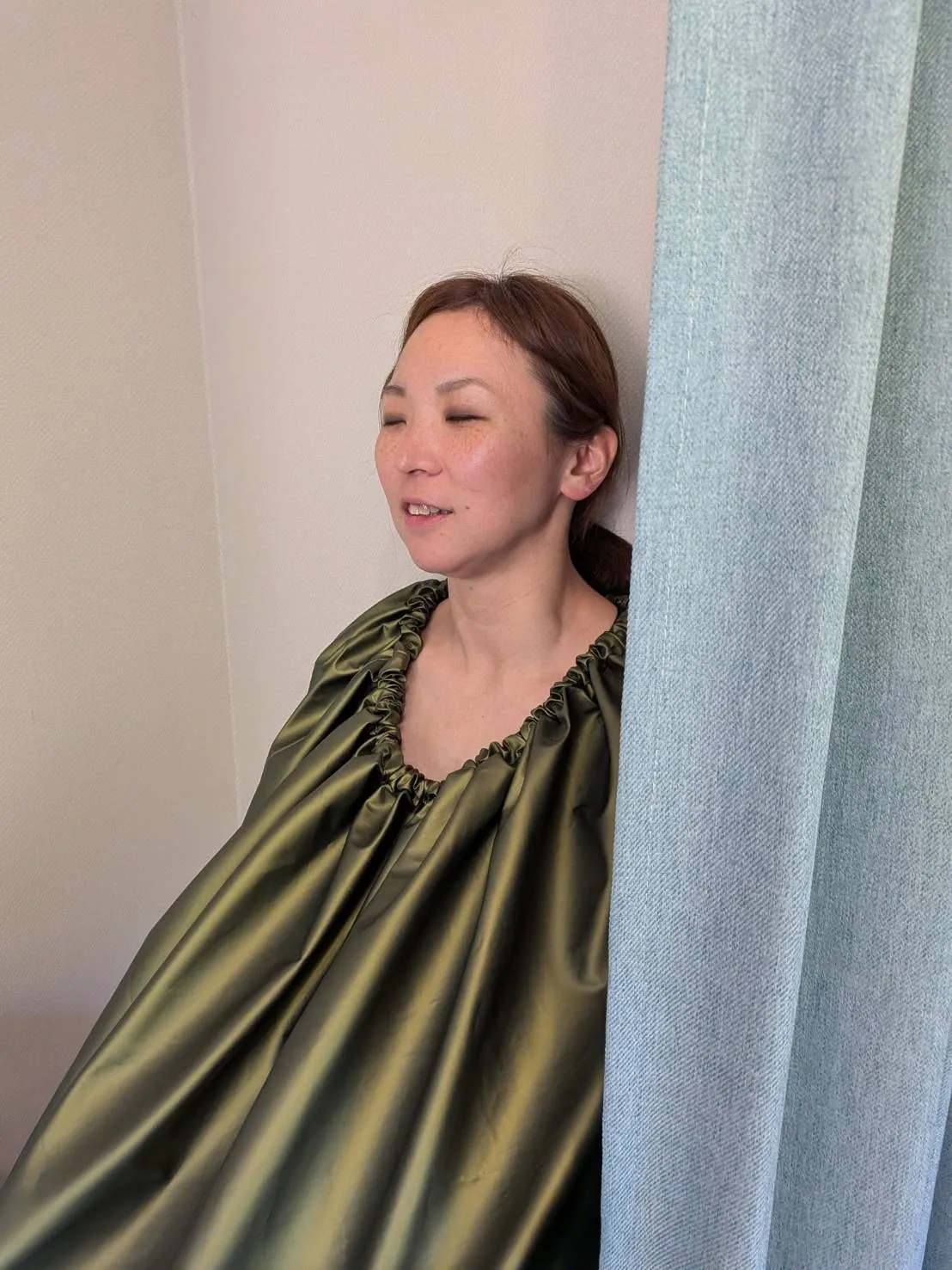 カーテンを閉めて個室にすることも可能
